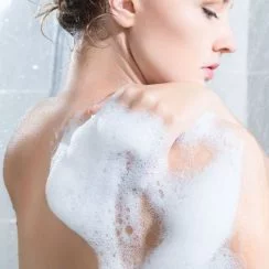 B•O•N Woman Using Body Wash